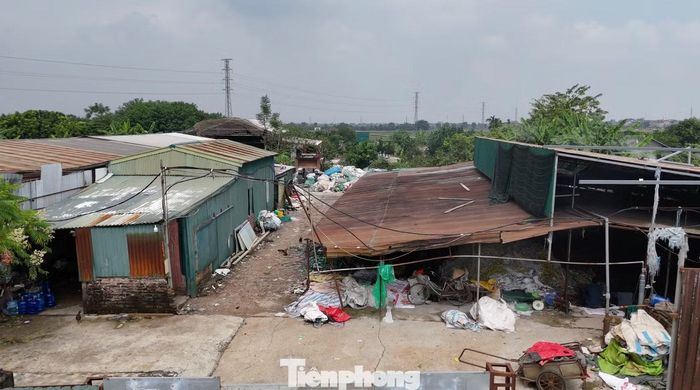 Một nhà xưởng đang sản xuất hạt vi nhựa rộng gần 2.000m2, vi phạm đất đai, gây ô nhiễm sẽ bị lực lượng chức năng xã Hát Môn cưỡng chế trong thời gian tới