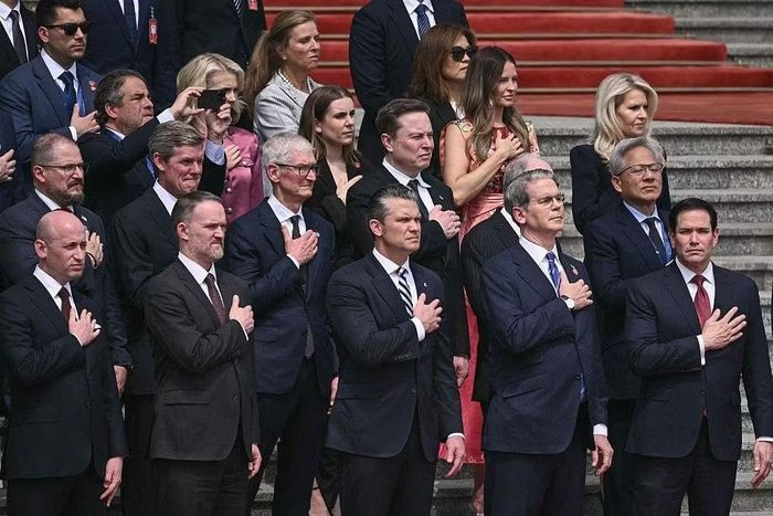 Đoàn Mỹ trong lễ đón Tổng thống Donald Trump tại Đại lễ đường Nhân dân ở Bắc Kinh ngày 14/5. Trong ảnh có CEO Nvidia Jensen Huang, CEO Tesla Elon Musk và Tim Cook, cùng các quan chức Mỹ.