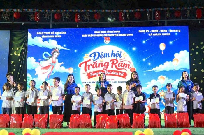 Nhiều phần quà Trung thu trao đến các em nhỏ trong khuôn khổ chương trình Trung thu Đại đoàn kết năm 2026.