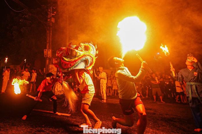 Mỗi đội lân gồm hàng chục thành viên đều là những người trong thôn, xóm tự tập luyện để biểu diễn cho các bạn nhỏ có một mùa Trung thu vui vẻ, ý nghĩa.