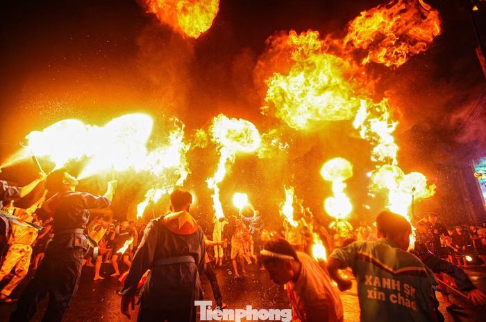 Múa lân và thổi lửa là hoạt động thường niên dịp Tết Trung thu tại xã Hát Môn, nhằm tạo không gian vui chơi cho trẻ em và gìn giữ văn hóa truyền thống.