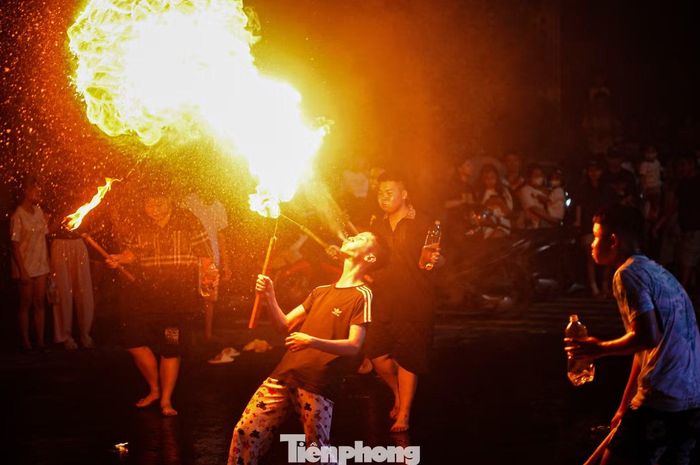 Mãn nhãn màn thổi lửa, rực sáng một góc phố.
