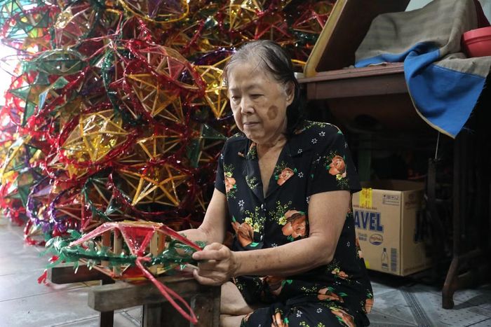 Bà Hai tỉ mỉ hoàn thiện từng chiếc lồng đèn ông sao.