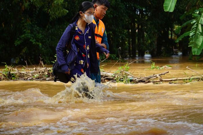 Người dân phường Phước Tân bì bõm đưa con đi học và đi làm