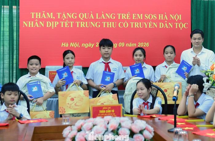 Ông Vũ Mạnh Hà - Thứ trưởng thường trực Bộ Y tế trao tặng quà các em ở Làng trẻ em SOS Hà Nội.
