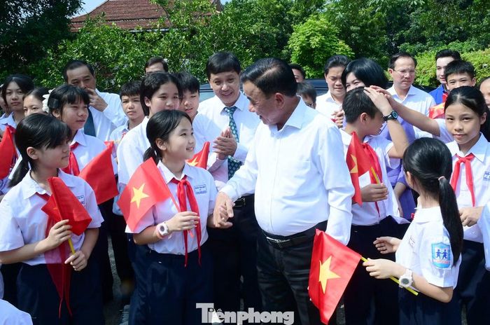 Ủy viên Bộ Chính trị, Thường trực Ban Bí thư Trần Cẩm Tú thăm hỏi các em nhỏ tại Làng trẻ em SOS Hà Nội.