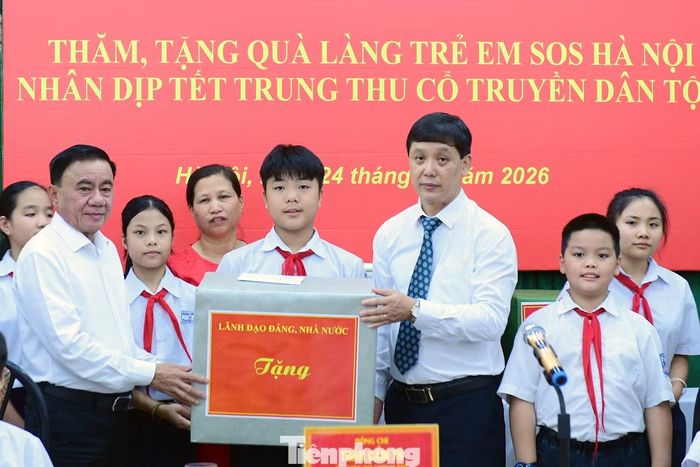 Ủy viên Bộ Chính trị, Thường trực Ban Bí thư Trần Cẩm Tú trao tặng quà của Lãnh đạo Đảng, Nhà nước cho Làng trẻ em SOS Hà Nội.