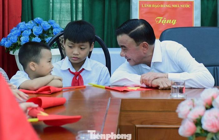 Ủy viên Bộ Chính trị, Thường trực Ban Bí thư Trần Cẩm Tú ân cần thăm hỏi các em nhỏ Làng trẻ em SOS.