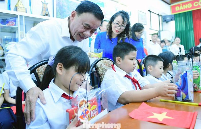 Ủy viên Bộ Chính trị, Thường trực Ban Bí thư Trần Cẩm Tú ân cần thăm hỏi, trao tặng học bổng và quà của cá nhân tới các em thiếu nhi tại chương trình.
