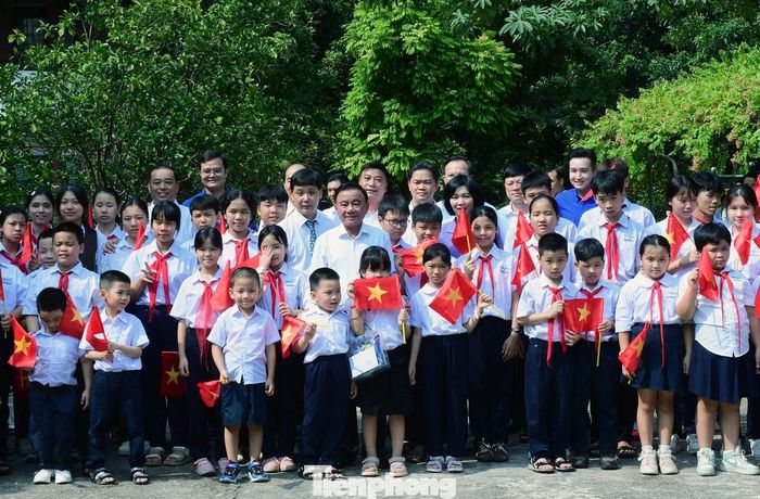Đoàn công tác chụp ảnh cùng các cháu tại Làng trẻ SOS Hà Nội.