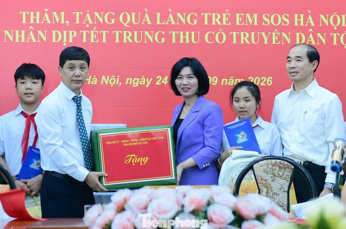 Bà Phùng Thị Hồng Hà – Phó Bí thư, Chủ tịch HĐND Thành phố Hà Nội trao tặng quà Làng trẻ SOS Hà Nội.
