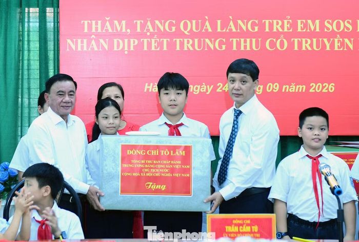 Ủy viên Bộ Chính trị, Thường trực Ban Bí thư Trần Cẩm Tú trao quà của Tổng Bí thư, Chủ tịch nước Tô Lâm tặng Làng trẻ em SOS Hà Nội.