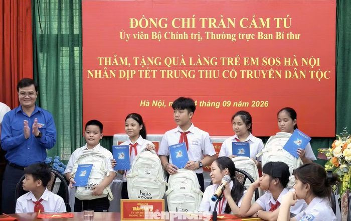 Anh Bùi Quang Huy - Bí thư thứ nhất T.Ư Đoàn trao tặng quà các em nhỏ ở Làng trẻ em SOS Hà Nội.