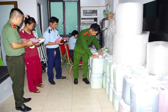 Lực lượng chức năng kiểm tra phát hiện 1.800 lít rượu không rõ nguồn gốc. Ảnh: CA.