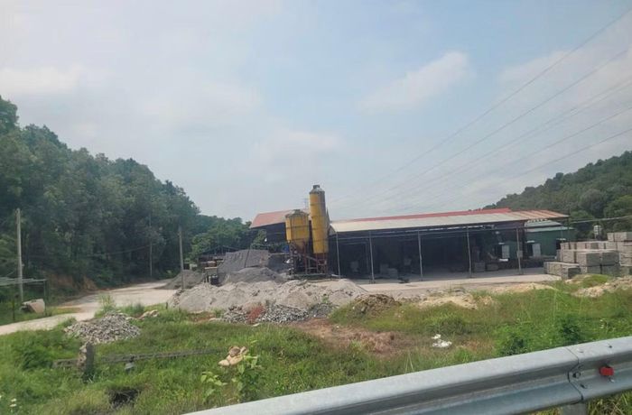 Một công trình bị người dân phản ánh xây dựng trên đất rừng tại xã Trung Giã.