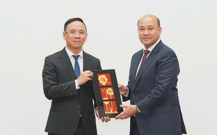 Ngài Hun Many – Phó Thủ tướng Chính phủ, Bộ trưởng Bộ Dịch vụ công, Chủ tịch Hội LHTN Campuchia và ông Đào Trọng Đức - Phó Chủ tịch UBND TP Hải Phòng trao tặng quà lưu niệm. 
