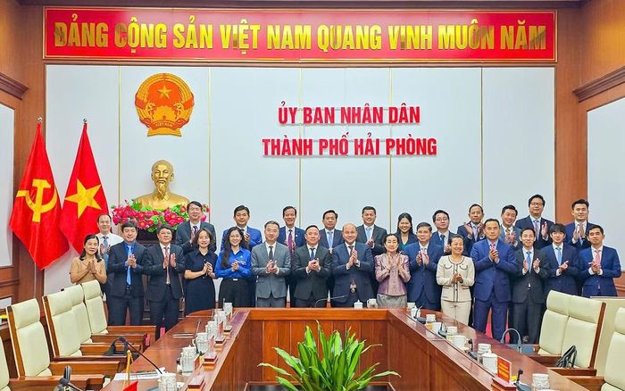 Các đại biểu chụp hình lưu niệm tại hội nghị.