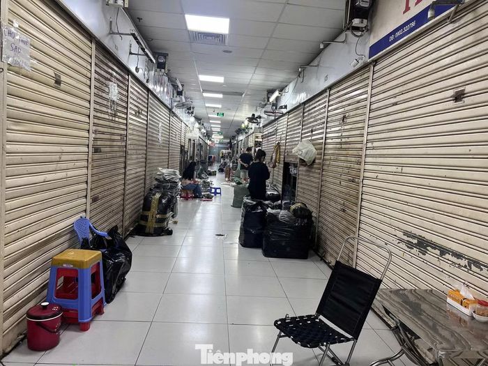 Loạt quầy hàng treo bảng sang sạp, ngừng kinh doanh tại TPHCM.
