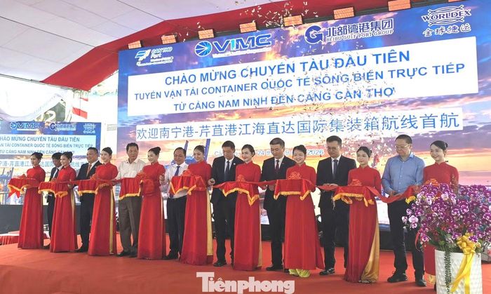 Các đại biểu cắt băng khai trương chính thức tuyến vận tải tàu container Cần Thơ - Nam Ninh bằng đường sông pha biển.