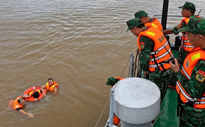 Lực lượng trên tàu sẽ tiếp nhận nạn nhân và thực hiện các phương pháp cấp cứu.