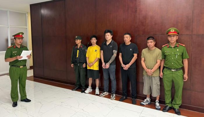 4 công dân Trung Quốc tại cơ quan công an.