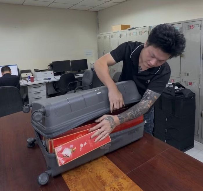 Số thuốc lá lậu được giấu trong vali.