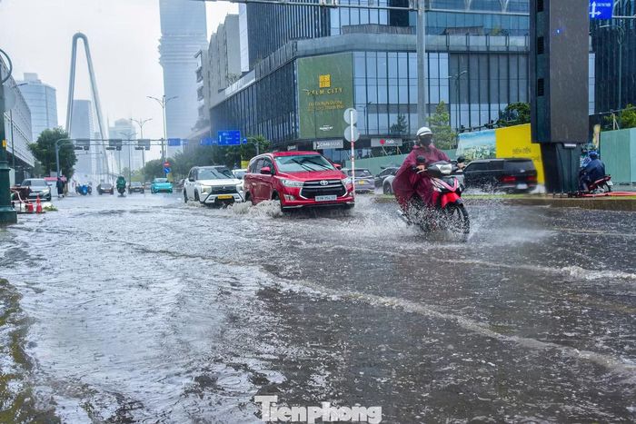 Đây là điểm ngập phát sinh trong thời gian gần đây. Do đường R12 có vai trò kết nối khu đô thị Thủ Thiêm với khu vực trung tâm TPHCM thông qua cầu Ba Son, tình trạng ngập nước tại đây gây ảnh hưởng đến việc đi lại của người dân.