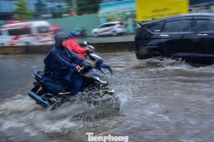  Nước đọng trên mặt đường R12 khiến việc lưu thông qua khu vực chân cầu Ba Son gặp khó khăn. 