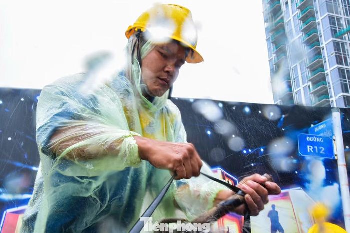 Công nhân kiểm tra, vận hành thiết bị bơm nước nhằm hạn chế ngập kéo dài trên đường R12.