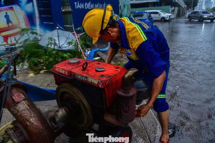 Trong trận mưa trưa 24/9, Công ty TNHH MTV Thoát nước đô thị TPHCM đã cử nhân viên đến hiện trường, bố trí máy bơm để hút nước.