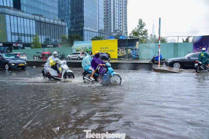 Đáng chú ý, điểm ngập tại chân cầu Ba Son - đường R12 không nằm trong danh sách 50 vị trí ngập nặng được thành phố xác định để xử lý theo kế hoạch trên.