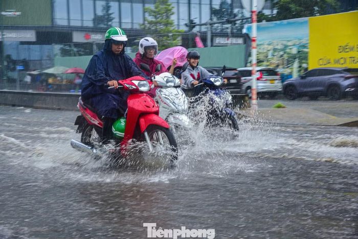 Theo ghi nhận, nước mưa đọng thành một đoạn dài vài chục mét tại khu vực chân cầu Ba Son, phía đường R12 thuộc khu đô thị mới Thủ Thiêm.