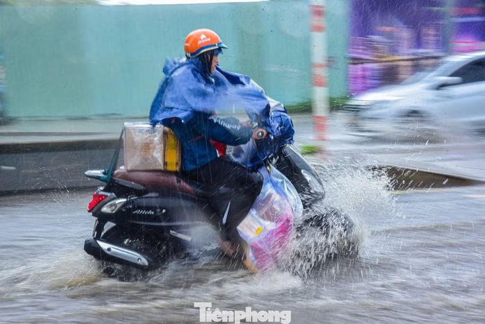 Theo kế hoạch thoát nước, chống ngập năm 2026, TPHCM hiện còn 50 điểm ngập nặng với mức ngập trên 30cm, kéo dài hơn 30 phút khi xảy ra mưa lớn.