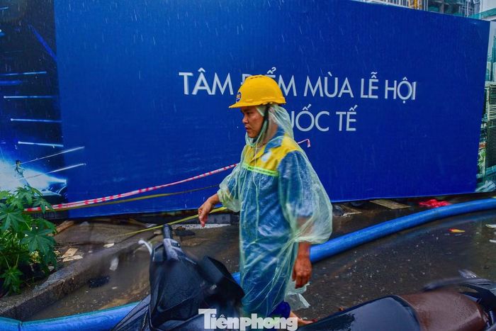 Đường R12 là một trong những tuyến giao thông quan trọng trong khu đô thị mới Thủ Thiêm, kết nối khu vực này với trung tâm TPHCM qua cầu Ba Son. Vì vậy, mỗi khi xảy ra ngập, phương tiện lưu thông qua khu vực có thể bị ảnh hưởng.