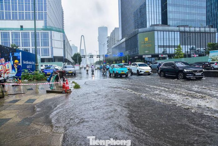 Trong năm nay, thành phố dự kiến thực hiện và hoàn thành 9 dự án với tổng mức đầu tư hơn 7.150 tỷ đồng, nhằm giải quyết 3 trong số 50 vị trí ngập nặng gồm Phan Văn Hớn, Bình Quới và khu vực quốc lộ 51 giao Huỳnh Thúc Kháng. 47 vị trí ngập còn lại dự kiến được xử lý trong kế hoạch thoát nước, chống ngập giai đoạn 2026-2030.