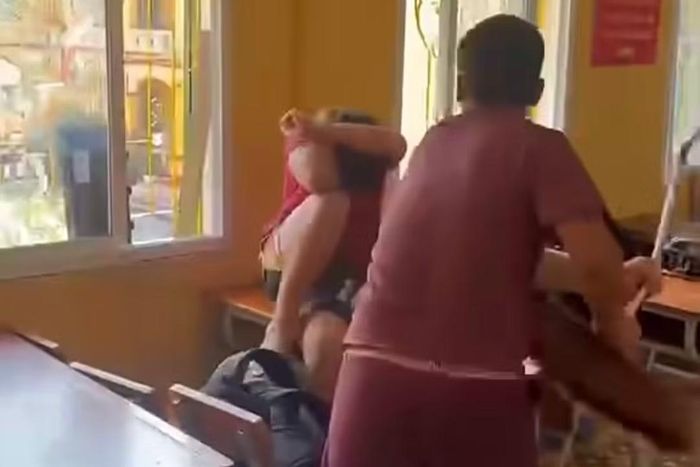 Học sinh đánh bạn bằng cán chổi kim loại (Ảnh: Cắt từ clip).