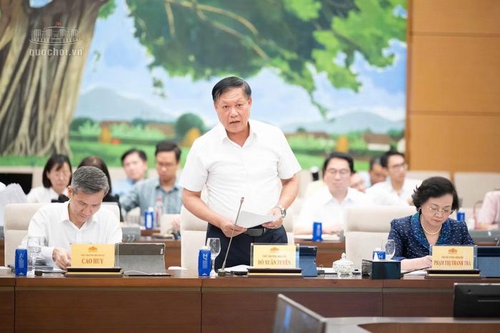 Thứ trưởng Bộ Y tế Đỗ Xuân Tuyên tại phiên họp.