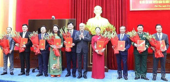 Bí thư Tỉnh ủy Phạm Đại Dương trao Quyết định cho Đảng bộ Mặt trận Tổ quốc, các đoàn thể tỉnh. Ảnh: Đức Hiền