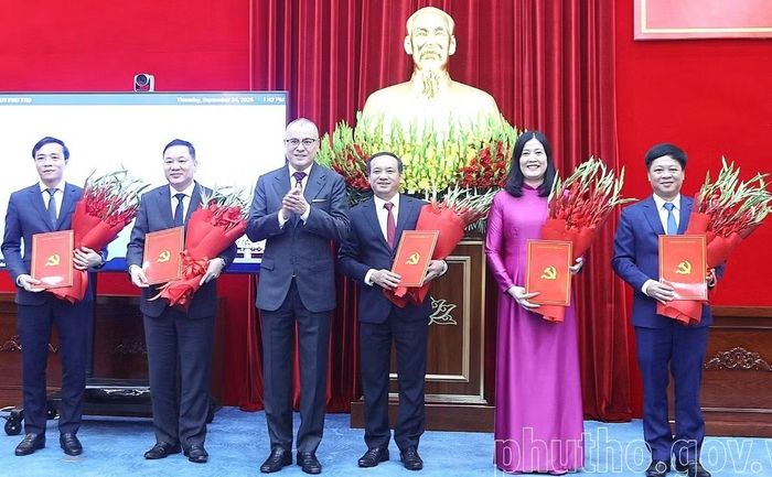 Bí thư Tỉnh ủy Phạm Đại Dương trao Quyết định đổi tên Ban Tuyên giáo và Dân vận Tỉnh ủy cho Ban Tuyên giáo Tỉnh ủy. Ảnh: Đức Hiền
