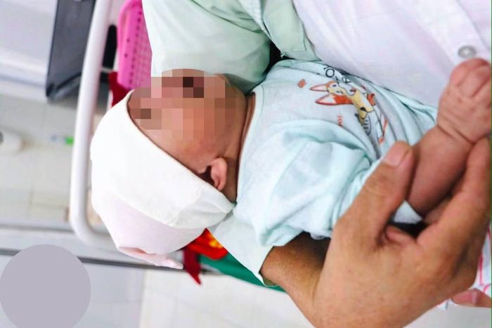 Bé trai bị bỏ rơi khoảng hơn 1 tháng tuổi.