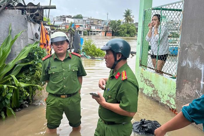 Công an đến từng khu vực bị ngập để kiểm tra, cảnh báo người dân.