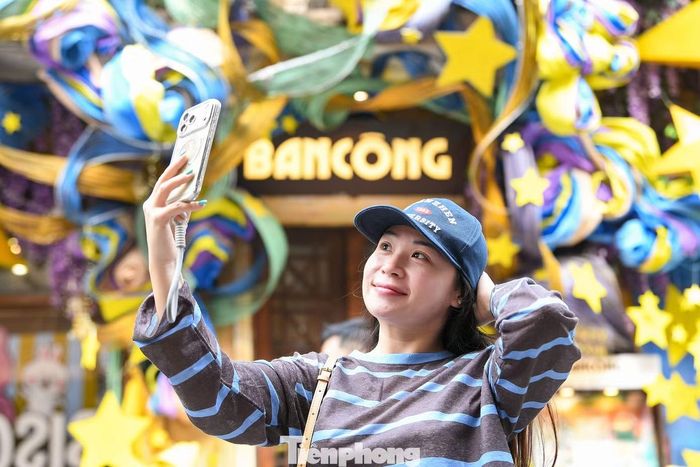Chị Tâm Vũ (Quảng Ninh) có mặt tại đây từ sáng sớm, cho biết mỗi dịp đặc biệt lại tìm đến đây để check in, lưu lại hình ảnh theo từng mùa.