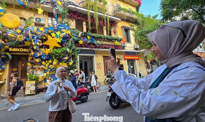 Một số khách nước ngoài cũng hòa cùng nhóm các bạn trẻ, tìm kiếm góc chụp mang màu sắc Trung thu giữa phố cổ.