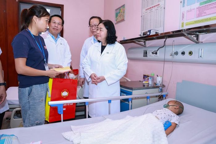  Bà Bùi Thị Minh Hoài và lãnh đạo Bệnh viện Nhi Trung ương trao quà, động viên các bệnh nhi đang điều trị tại bệnh viện nhân dịp Tết Trung thu. Ảnh: H.D. 