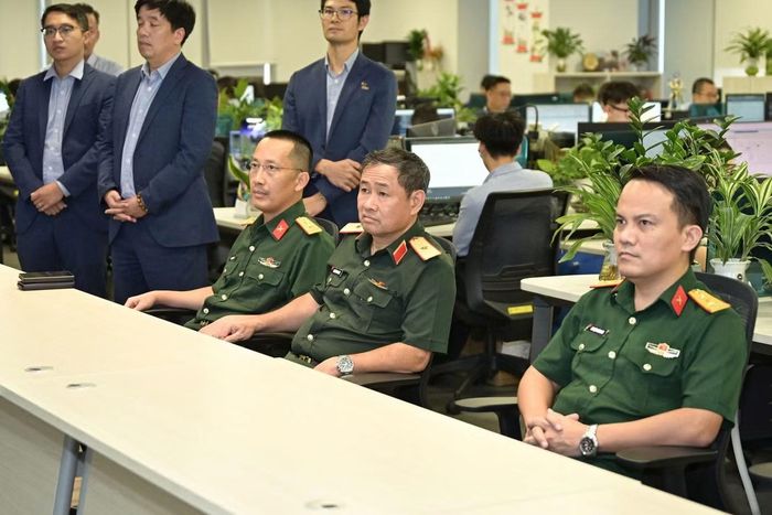 Đoàn trực tiếp tới tham quan và kiểm tra tại Khối Công nghệ thông tin MB