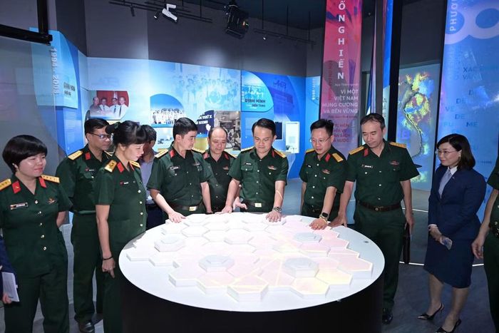 Trước đó đoàn tham quan và rất ấn tượng với bảo tàng số tại phòng Truyền thống của MB