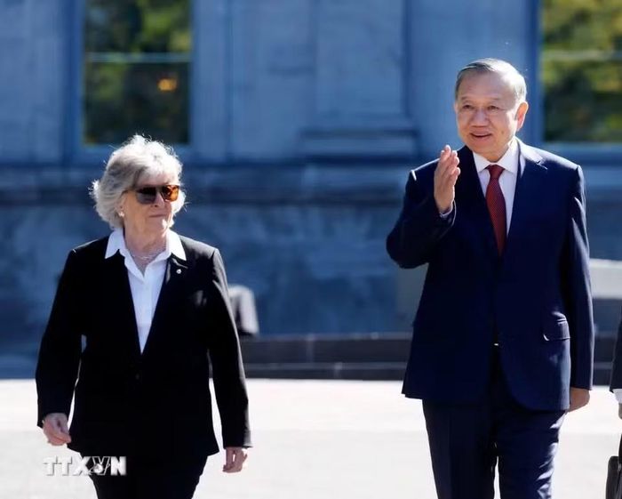 Tổng Bí thư, Chủ tịch nước Tô Lâm và Toàn quyền Canada Louise Arbour tại lễ đón. (Ảnh: Thống Nhất/TTXVN)