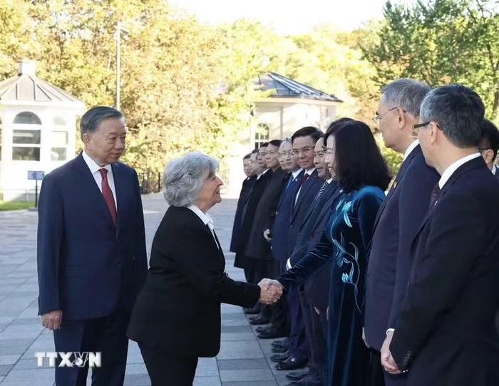 Tổng Bí thư, Chủ tịch nước Tô Lâm giới thiệu thành viên đoàn cấp cao Việt Nam với Toàn quyền Canada Louise Arbour. (Ảnh: Thống Nhất/TTXVN)