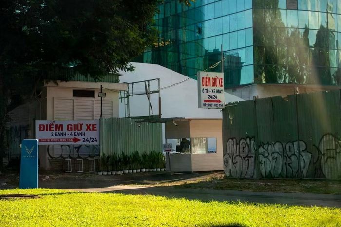 Khu đất 8 - 12 Lê Duẩn đang làm bãi giữ xe. Ảnh: Duy Anh.