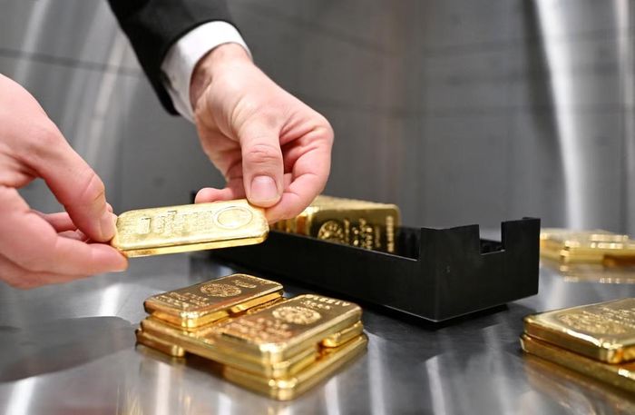 Vàng hướng tới tuần giảm giá trong bối cảnh đồng USD tăng mạnh. Ảnh: Reuters.